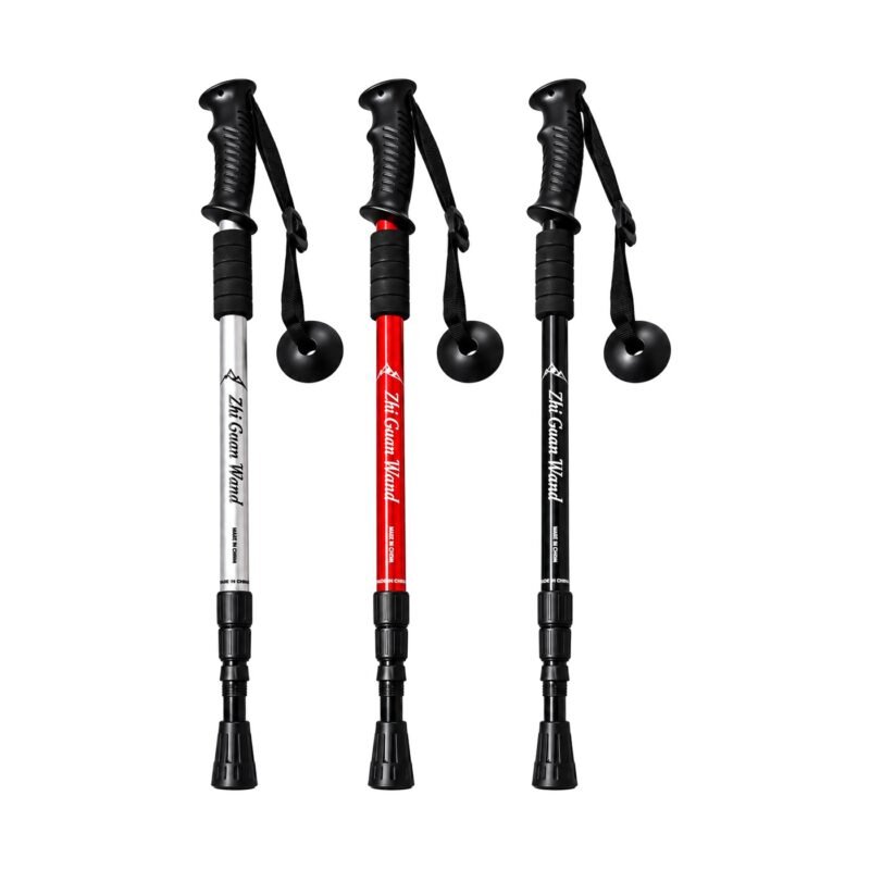 Tres bastones de trekking telescópicos de aluminio en color plateado, rojo y negro, con empuñadura ergonómica, correa de muñeca y canastilla